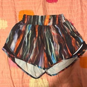 rare patterned 4inch hotty hot shorts, size 2
